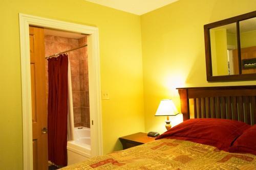 Auberge Kicking Horse Guest House Golden Esterno foto