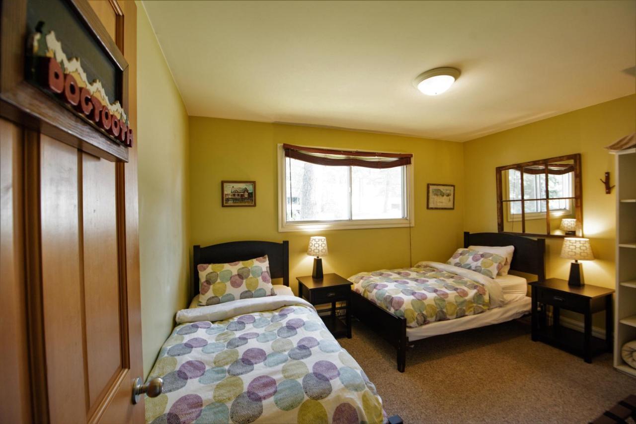 Auberge Kicking Horse Guest House Golden Esterno foto