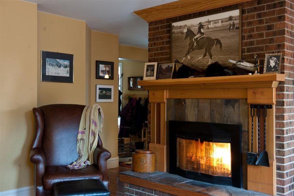 Auberge Kicking Horse Guest House Golden Esterno foto